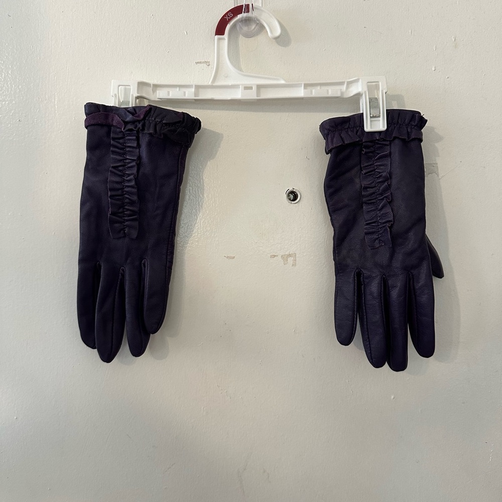 Elegant Purple Gloves with Ruffle Detail